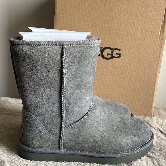 UGG - Women’s Classic Short ll / Winter Boots - Picture 9 of 9
